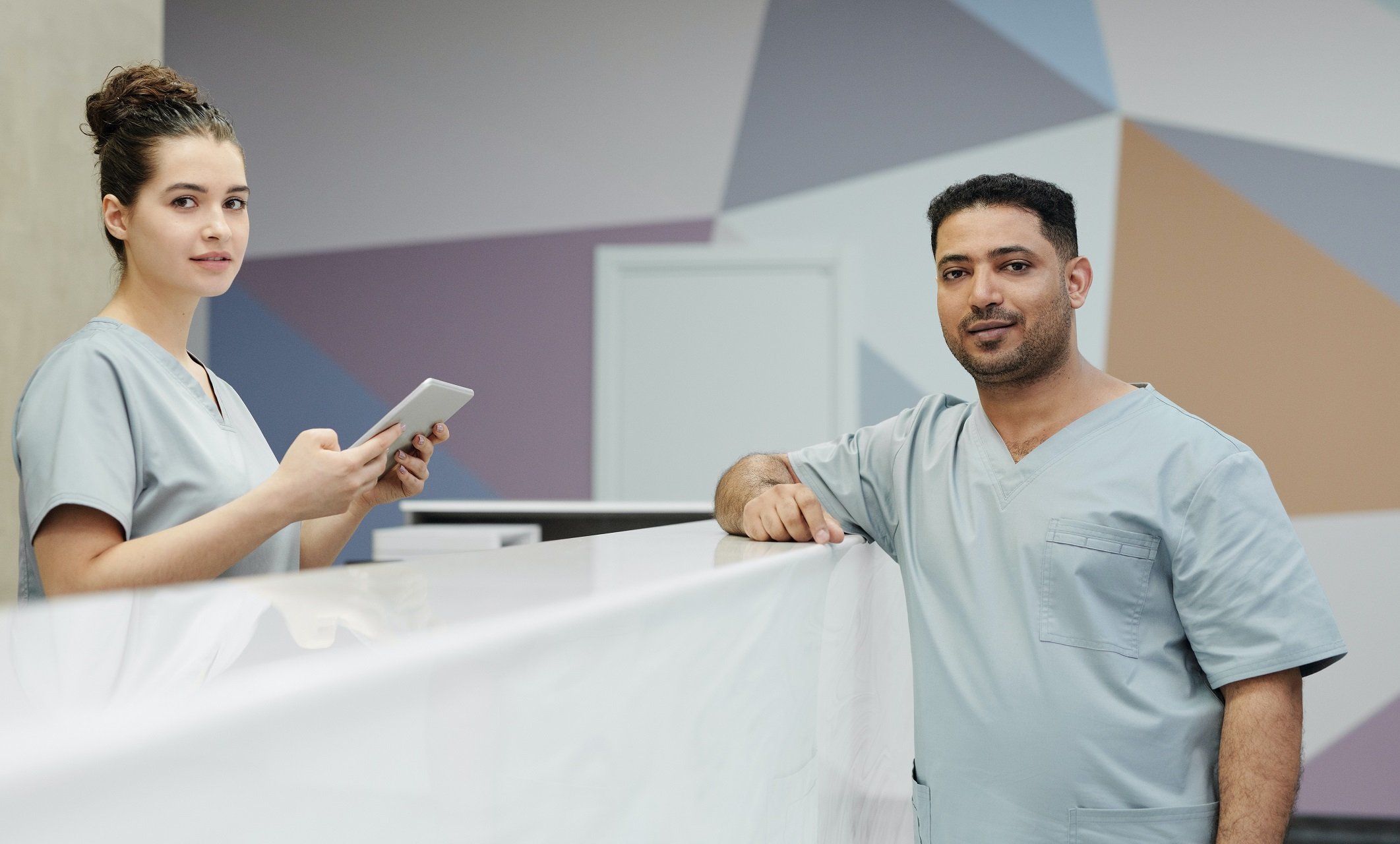 Virtual Receptionist vs. In-Person Receptionist: Deciding Between the Two